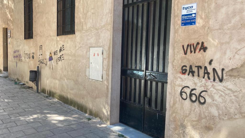 Uno de los edificios vandalizados.