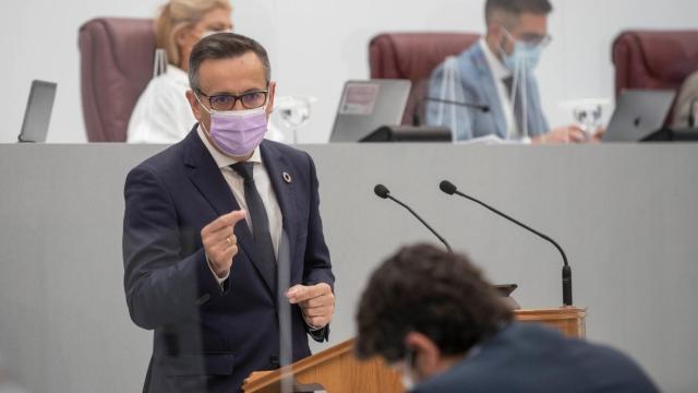 El líder socialista Diego Conesa dirigiéndose al presidente murciano, Fernando López Miras.