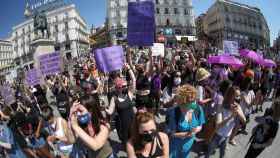 Centeneras de personas pertenecientes a organizaciones feministas se concentran en la Puerta del Sol de Madrid.