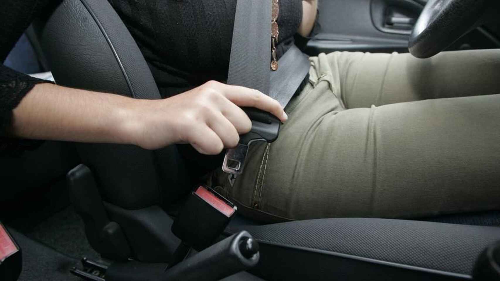 Una conductora se pone el cinturón de seguridad