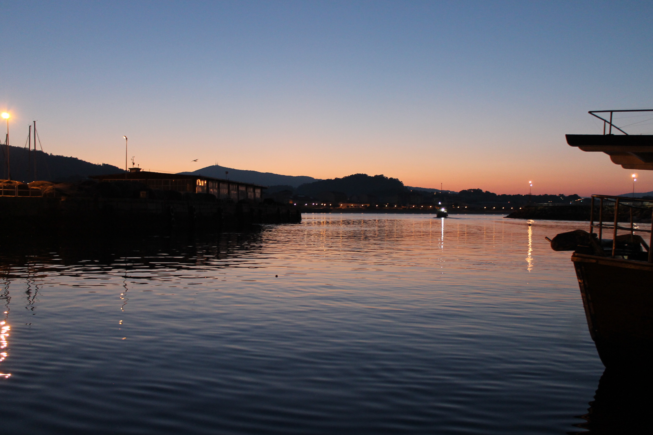 El sol apenas se ve desde el puerto de Cangas