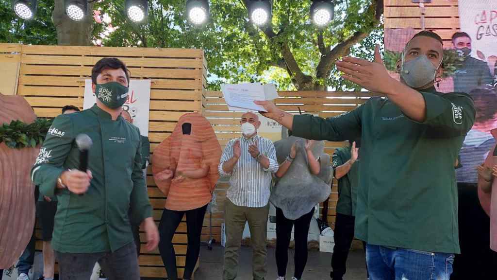 Carlos Maldonado junto al vencedor de la I Batalla das Cunchas, Sergio Roma, O Souto.