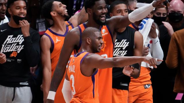 Chris Paul y DeAndre Ayton, celebrando la clasificación para las finales de la NBA