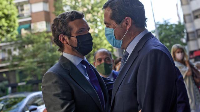 Antonio Garamendi y Pablo Casado este jueves en Madrid. EP