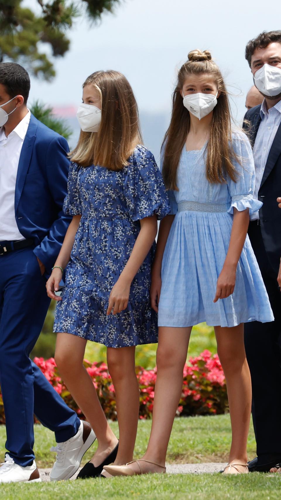 Las infantas Leonor y Sofía a su llegada al Palacete Albéniz este jueves.