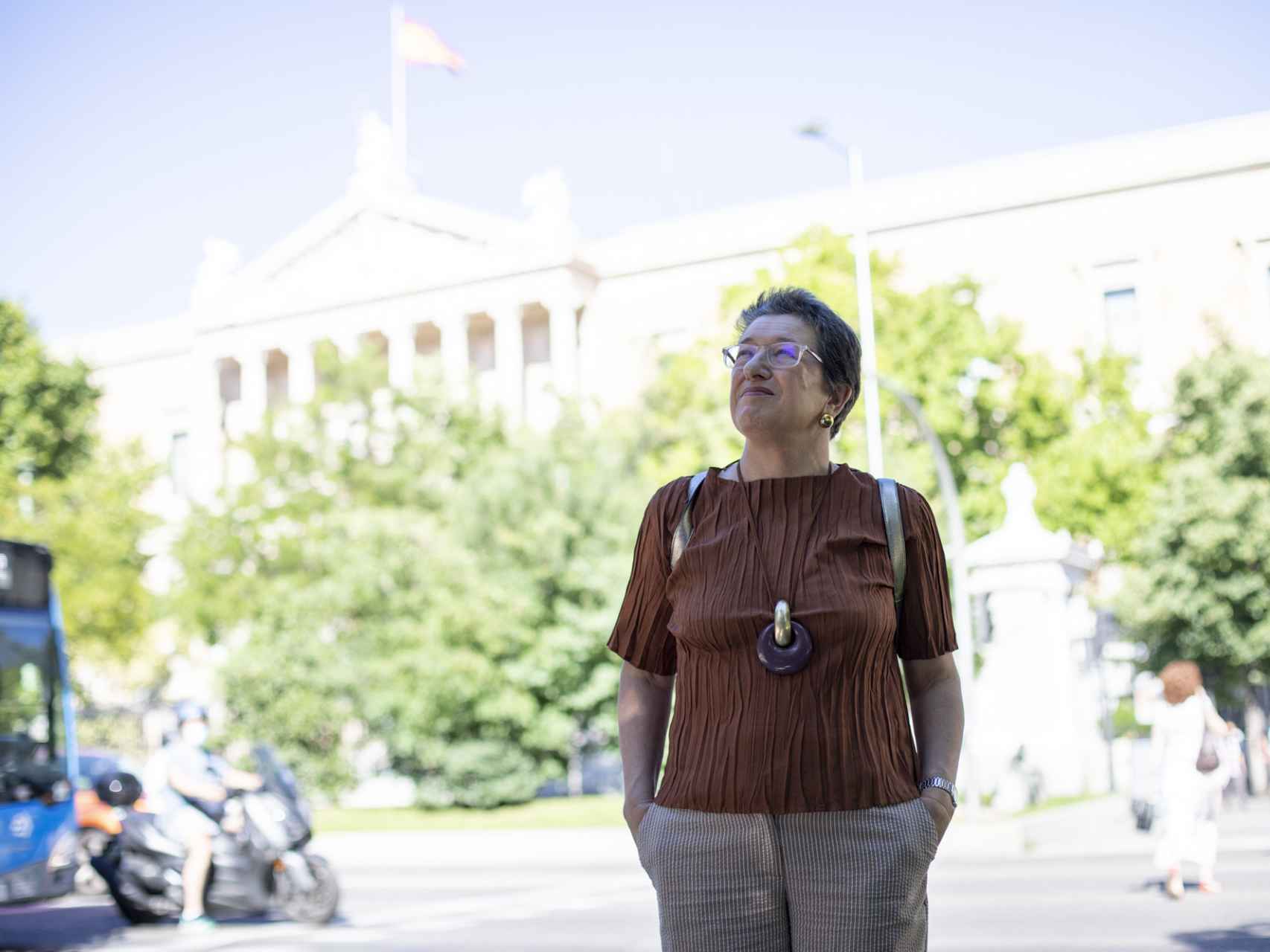 Laura Freixas frente a la Biblioteca Nacional.