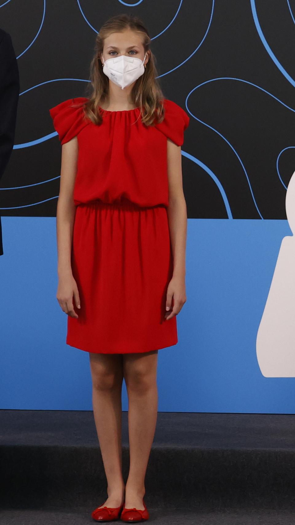 El vestido rojo carmesí de la princesa en Barcelona.