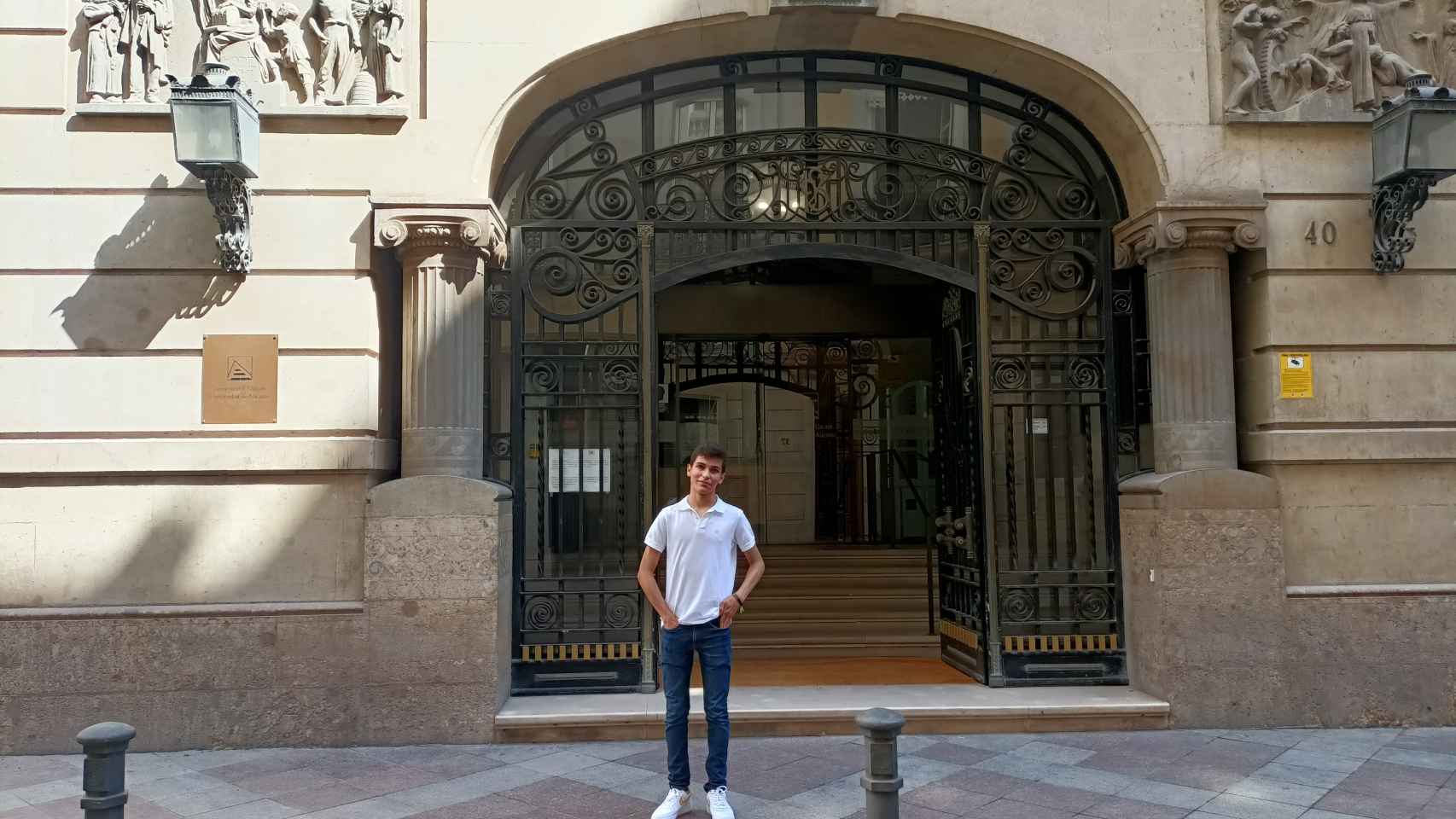 Gonzalo Martín en la puerta del edificio San Fernando que gestiona la UA.