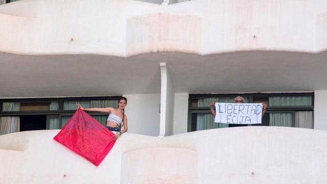 Imagen de algunos de los jóvenes confinados en Mallorca tras dar positivo.