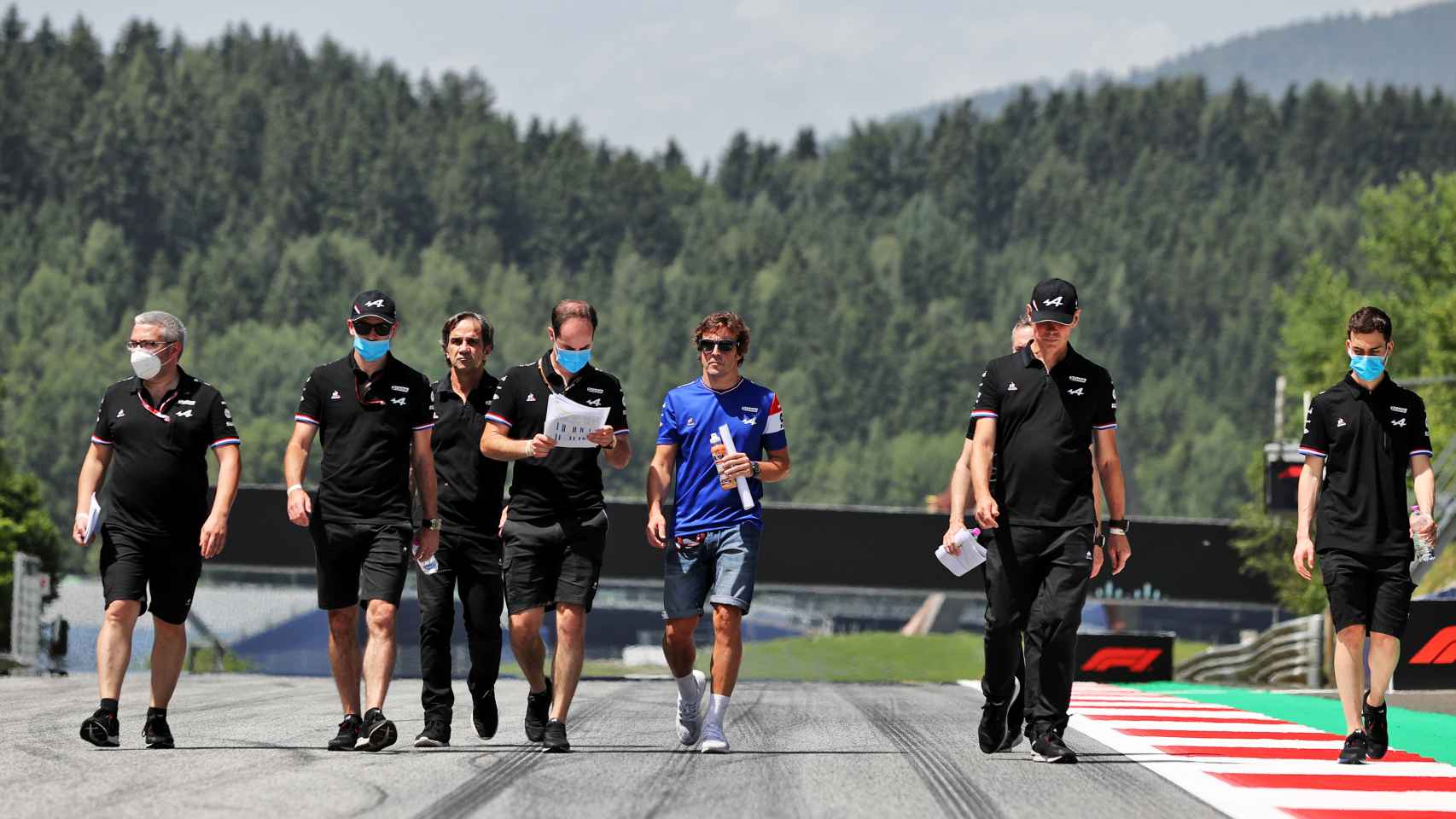 Fernando Alonso, junto a su equipo del Alpine F1 Team