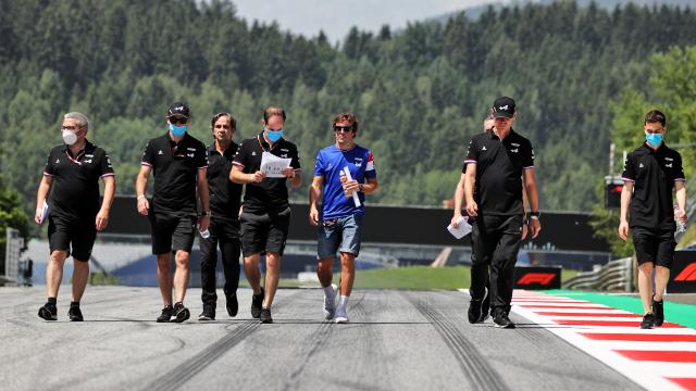 Fernando Alonso, junto a su equipo del Alpine F1 Team