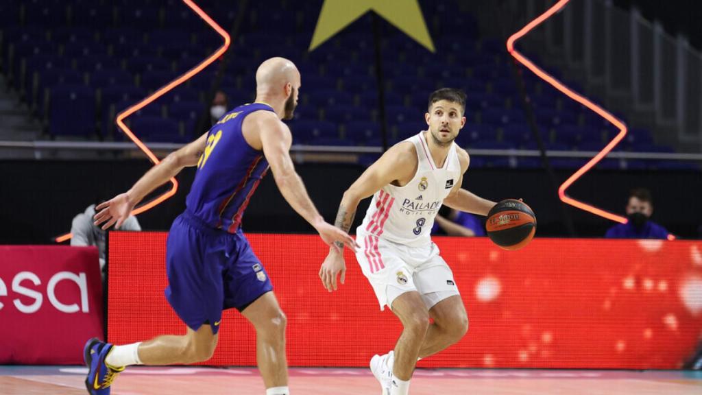 Laprovittola defendido por Calathes en el Real Madrid - Barcelona