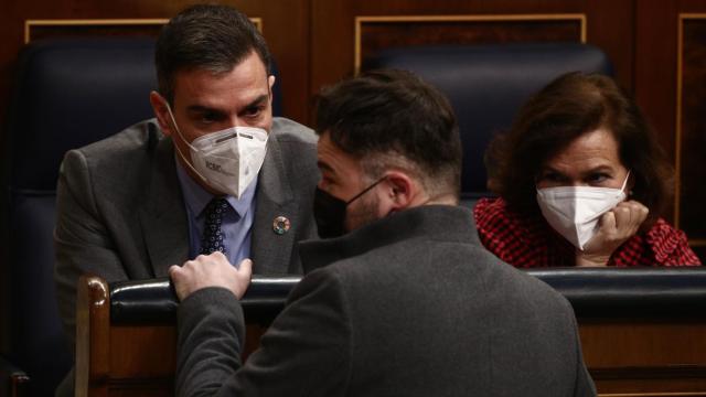 Pedro Sánchez y Carmen Calvo conversan con Gabriel Rufián en el Congreso.