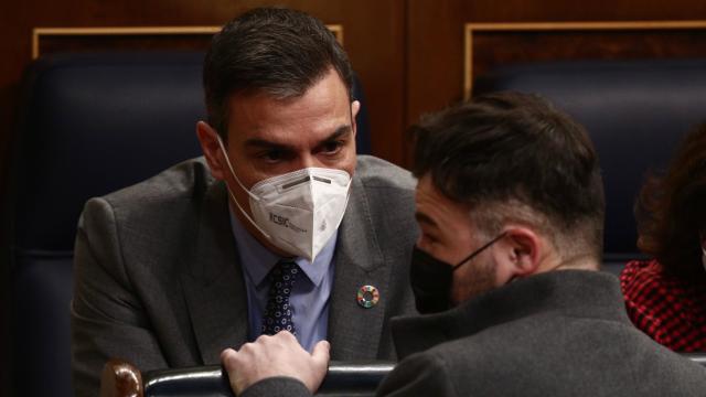 El presidente Pedro Sánchez conversa con Gabriel Rufián (ERC) en el Congreso.