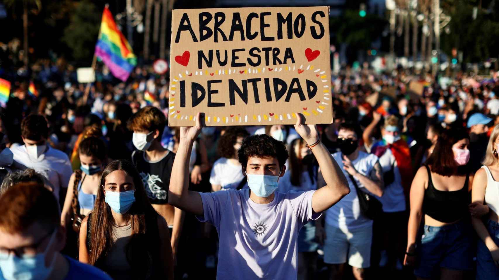 Un joven muestra su pancarta en la manifestación del Orgullo celebrada en Valencia.