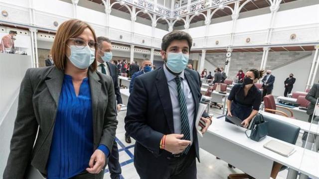 Isabel Franco, consejera de Igualdad murciana, junto al jefe del Gobierno autonómico, Fernando López Miras, en la Asamblea regional.