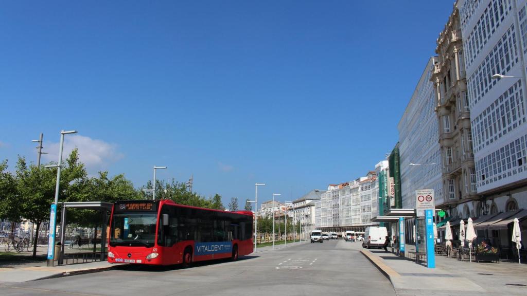 Un autobús urbano en la Avenida de la Marina de A Coruña.