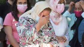 Varias mujeres afligidas mientras la Guardia Civil registra la vivienda de Hasna en Barbastro.