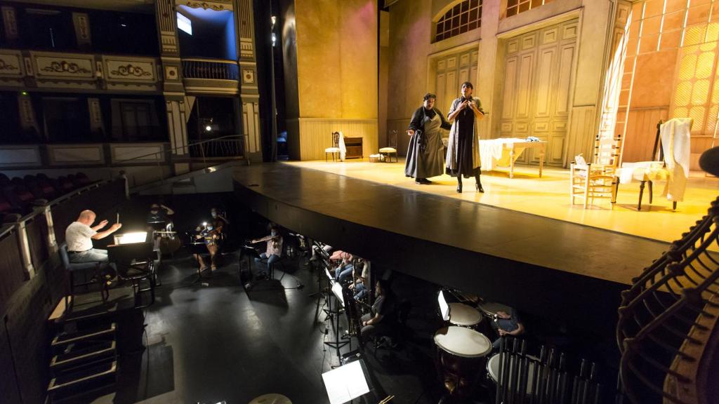 Otra foto del ensayo en el Teatro Cervantes