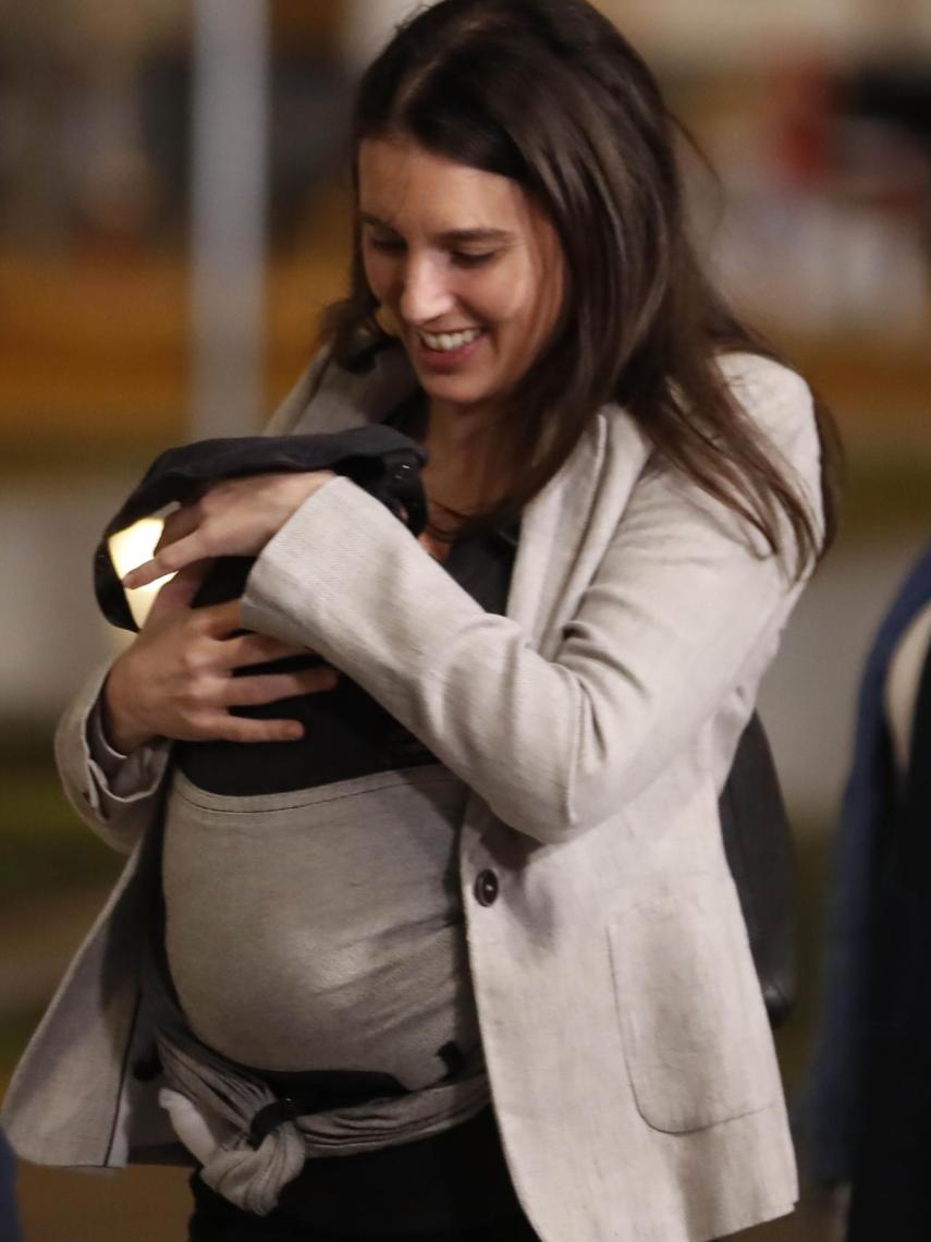 Irene, portando a Aitana de camino al debate preelectoral del 10 de noviembre.