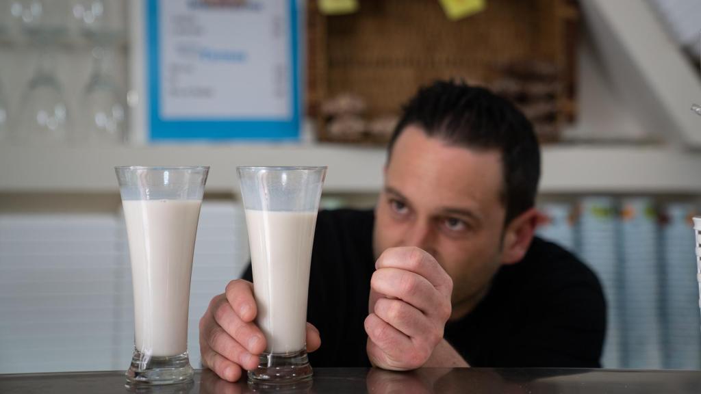 Antes de probar cada horchata, Sergio compara con una artesanal el color del líquido.