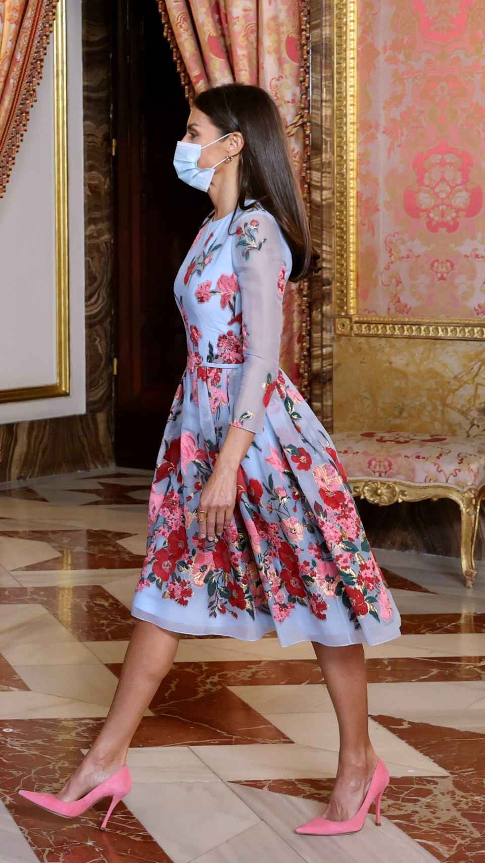 La Reina ha escogido un diseño floral de Carolina Herrera que estrenó en 2017.