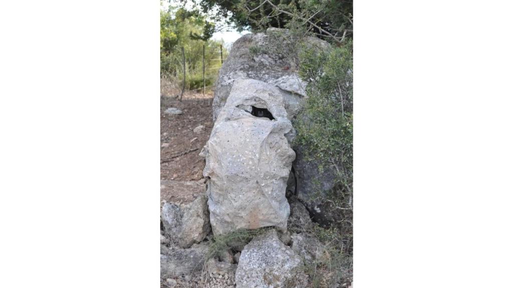 Soldado escondido tras una tela de camuflaje