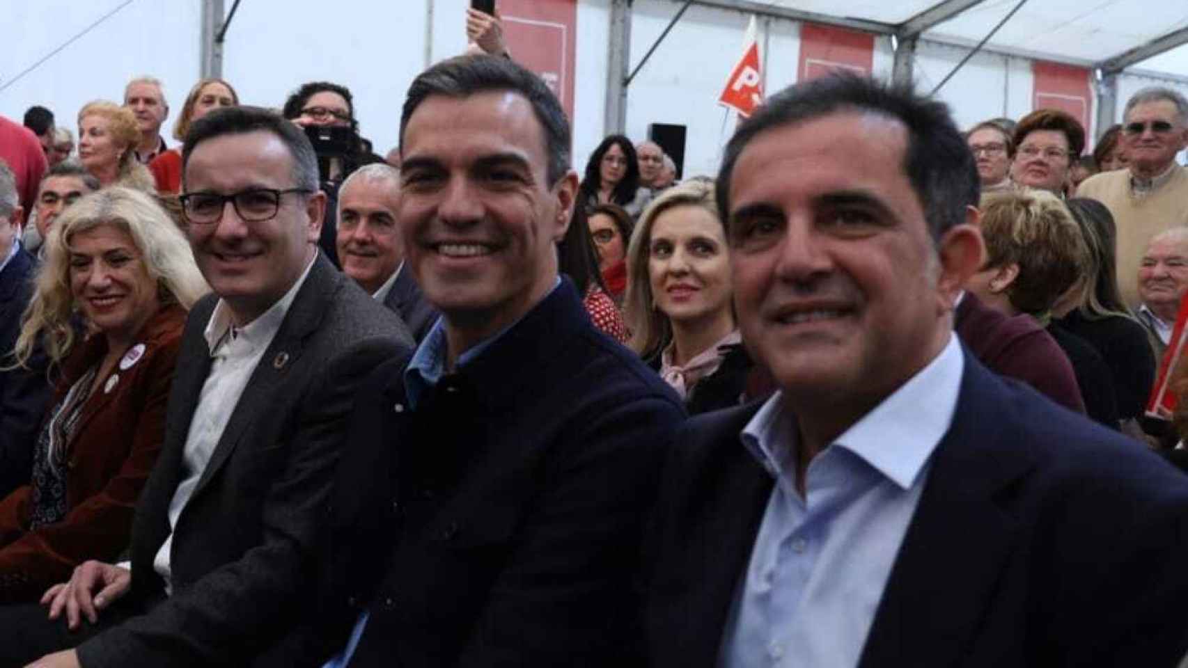El secretario general del PSRM, Diego Conesa; el líder estatal del PSOE, Pedro Sánchez, y el secretario en Murcia, José Antonio Serrano.