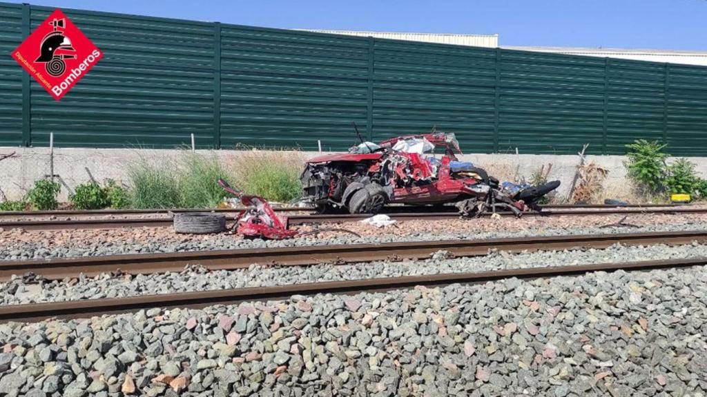 Así ha quedado el vehículo en que viajaban cuatro personas tras el choque con el tren en Novelda.