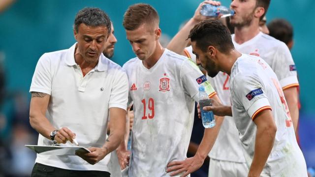 Luis Enrique, Dani Olmo y Koke Resurrección, durante el Suiza - España