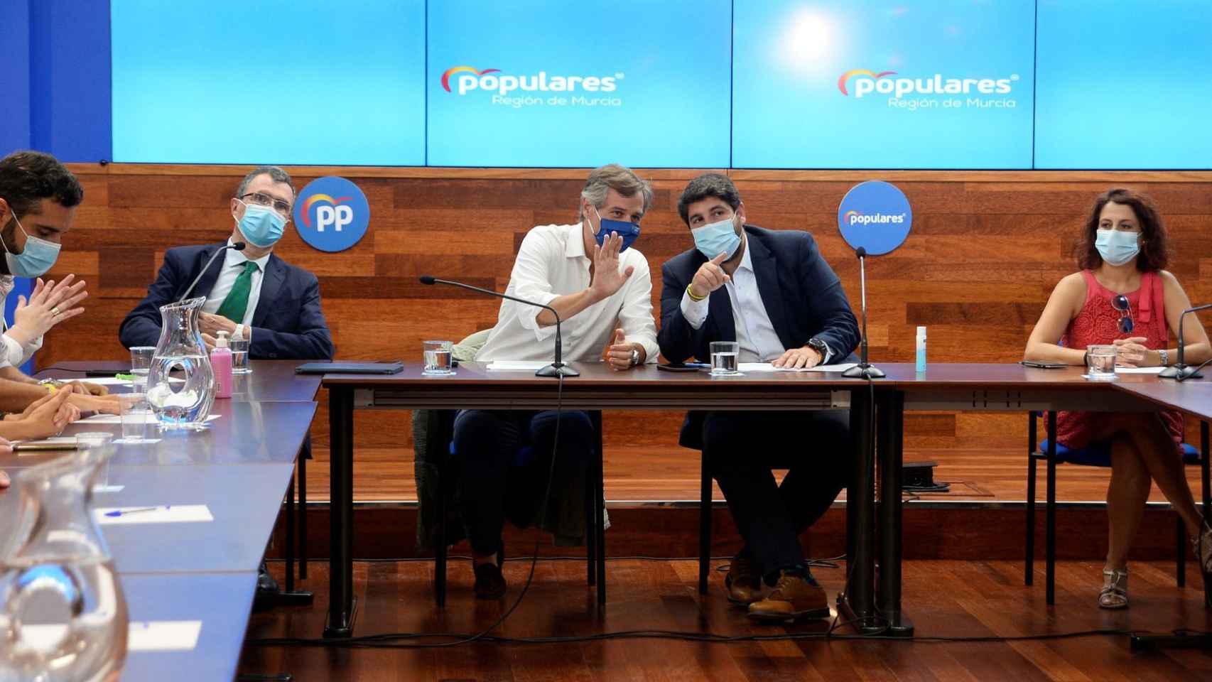 El exalcalde de Murcia, José Ballesta (1i), y el presidente regional, el popular Fernando López Miras (c).