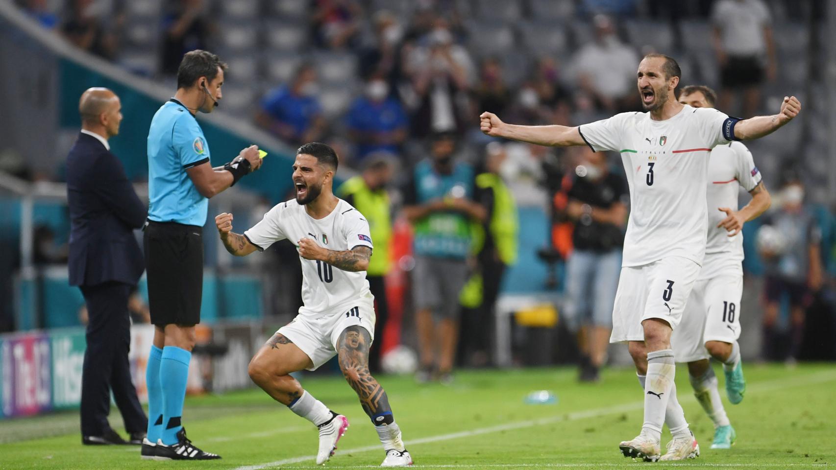 Los jugadores de Italia celebran su gol ante Bélgica