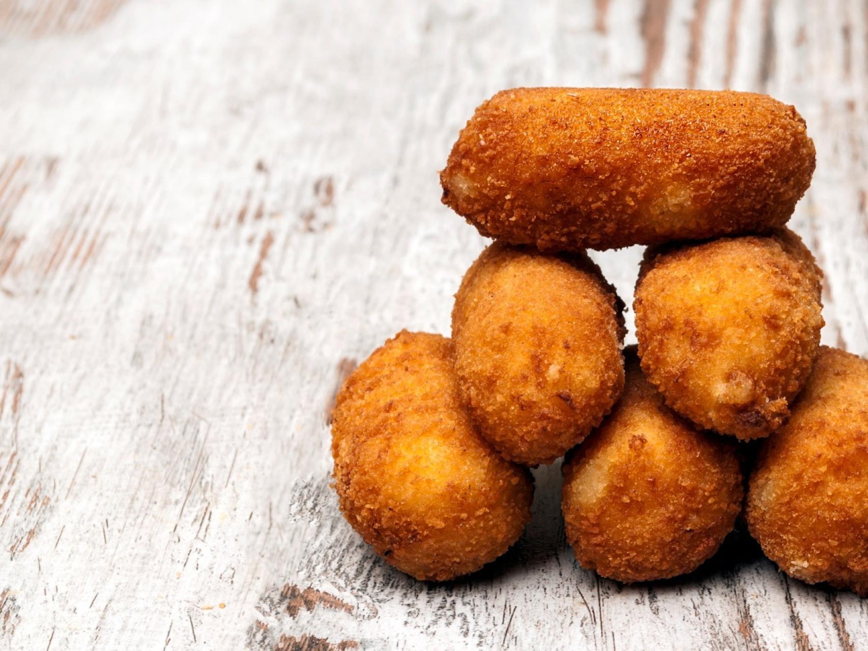 Freír las croquetas de berenjena