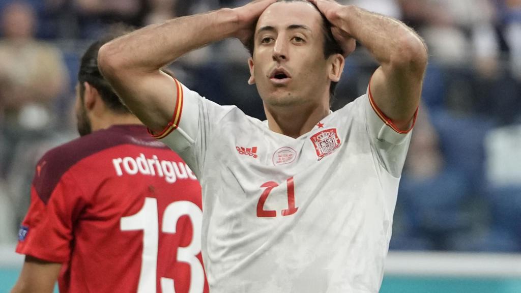 Mikel Oyarzabal se lamenta tras una ocasión de gol desaprovechada por parte de España