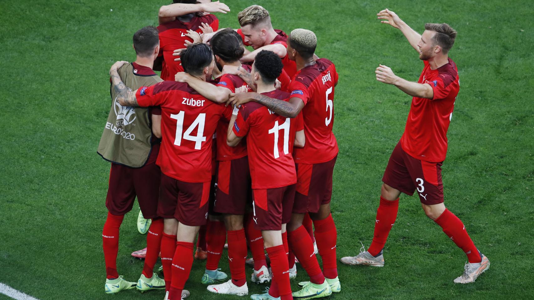 Los futbolistas de Suiza celebran el gol del empate frente a España
