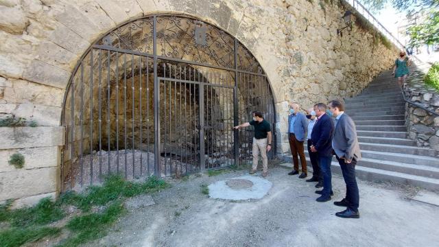 Francisco Tierraseca, delegado del Gobierno regional, y Darío Dolz, alcalde de Cuenca en el Puente de La Trinidad. Foto: EP.