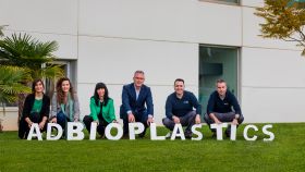Equipo humano de ADBioplastics que se ampliará a partir de septiembre en la sección de producción para atender la creciente demanda de pedidos.