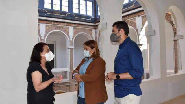 Tita García Élez (centro) con Sergio de la Llave y  Carmen Martínez Ruiz