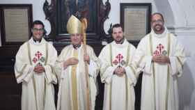 Los tres nuevos diáconos con el obispo de Ciudad Real