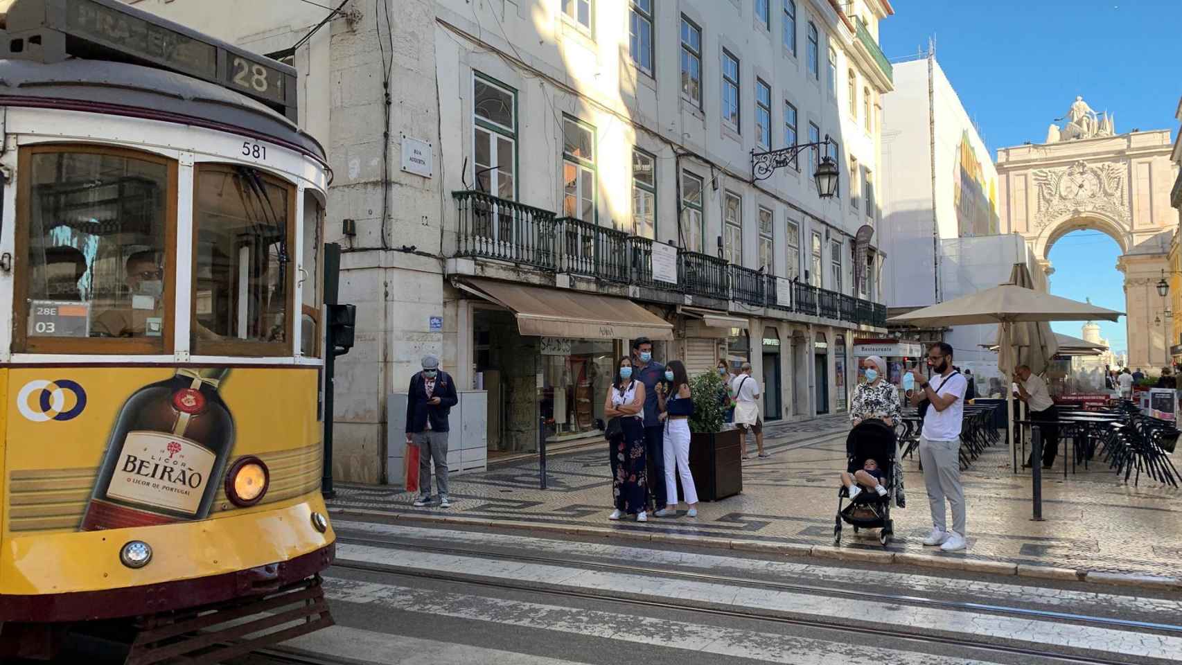 Peatones en las calles de Lisboa.