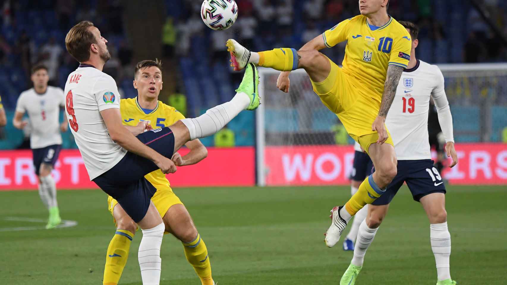 Kane peleando un balón con Shaparenko en el Ucrania - Inglaterra