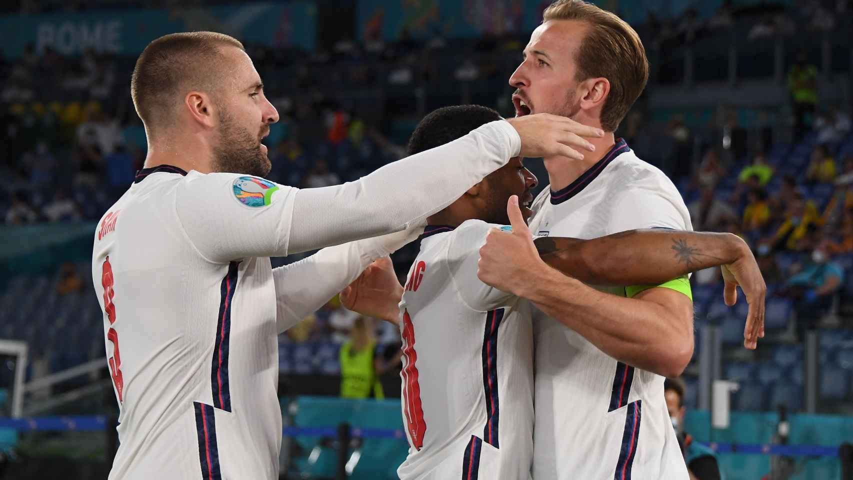 Los jugadores de Inglaterra celebran con Kane su gol a Ucrania