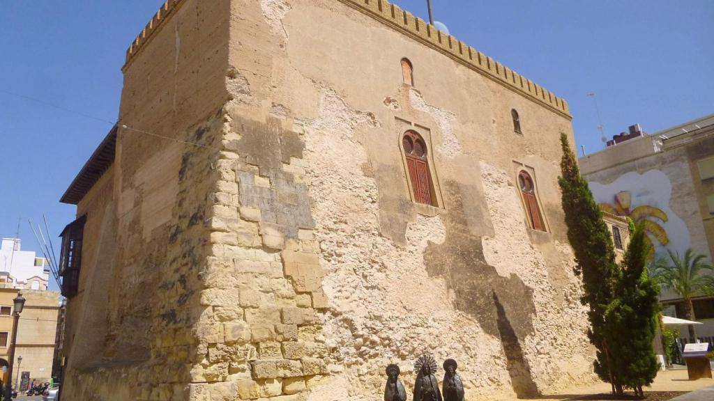 La Torre de la Calahorra se encuentra cerca de la Basílica de Santa María.