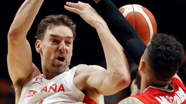 Pau Gasol pelea un balón contra Irán