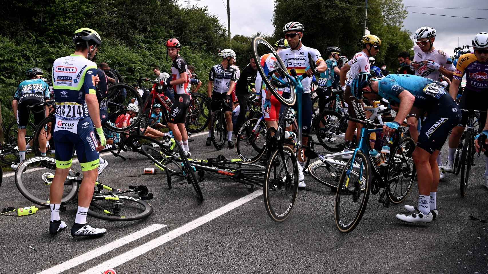 Ciclistas en una caída del Tour de Francia 2021
