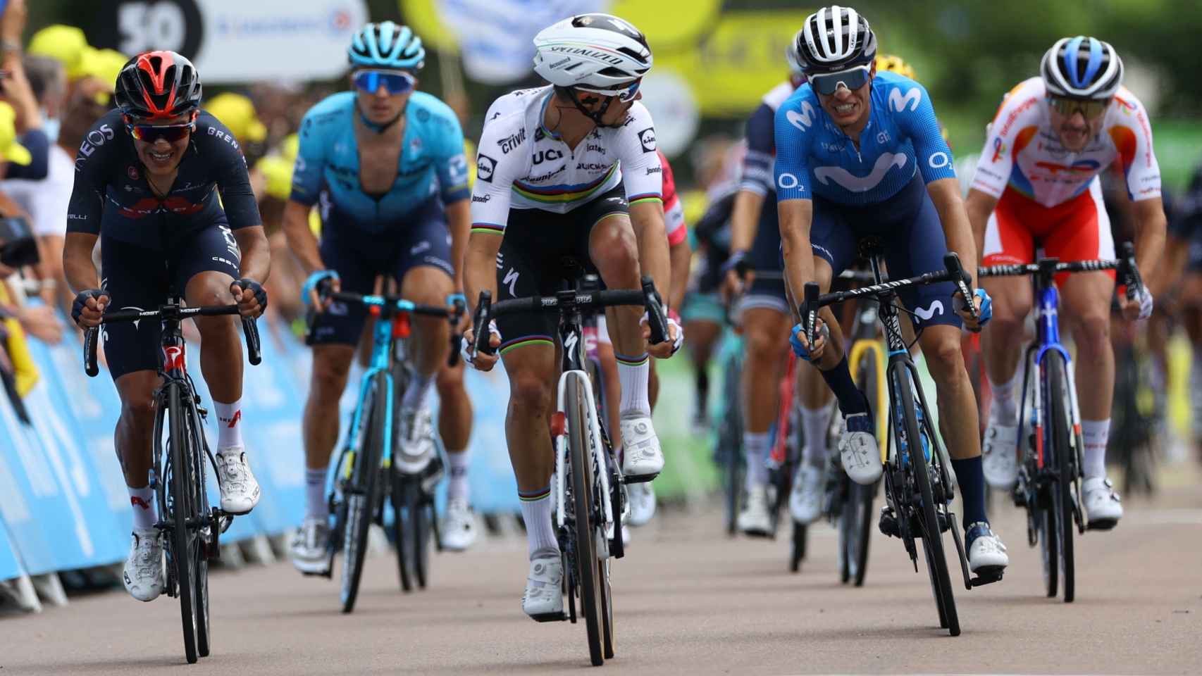 Richard Carapaz, Enric Mas y Alaphilippe sprintan en un final de etapa del Tour de Francia 2021