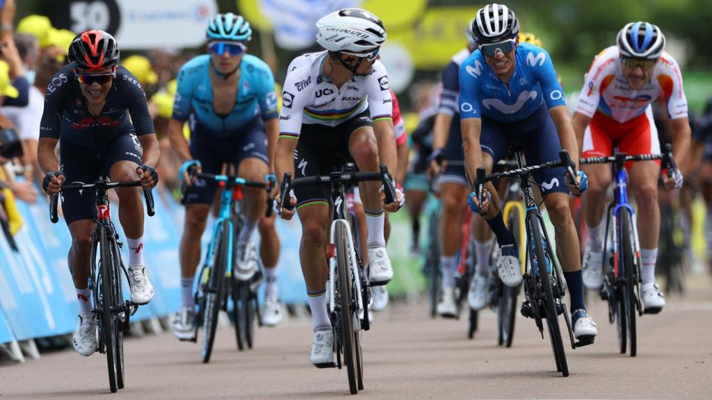 Richard Carapaz, Enric Mas y Alaphilippe sprintan en un final de etapa del Tour de Francia 2021