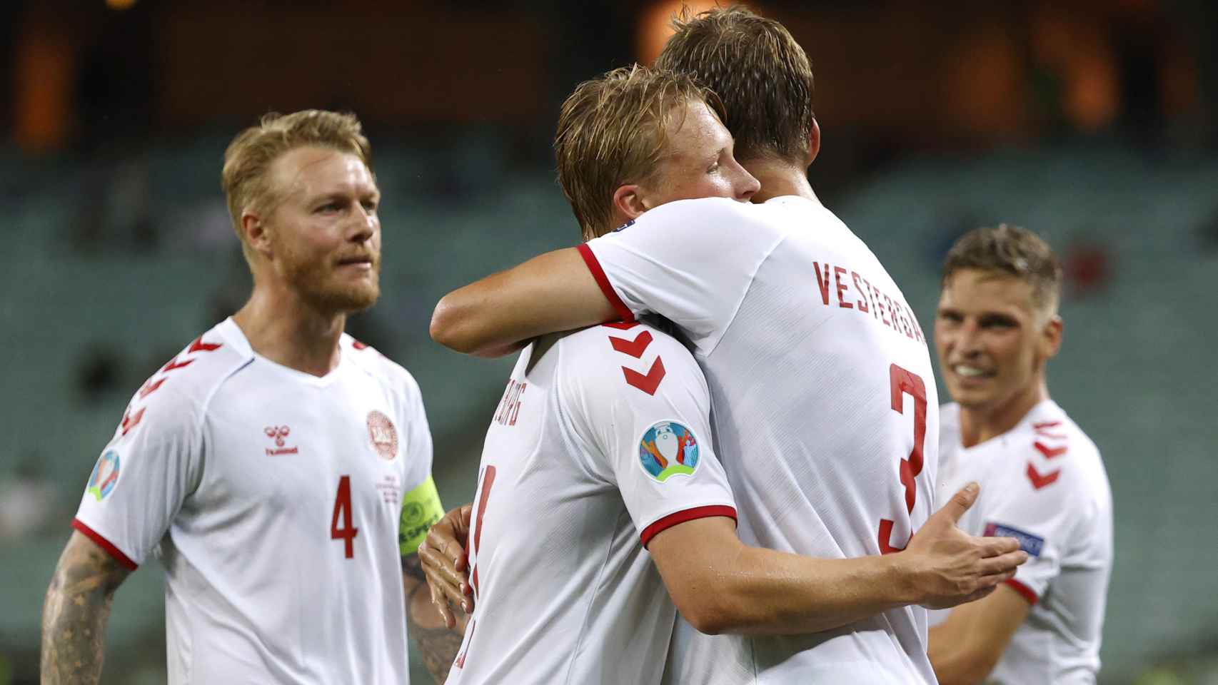 Los jugadores de Dinamarca celebran un gol
