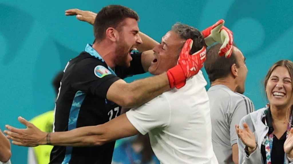 Unai Simón celebra junto a Luis Enrique