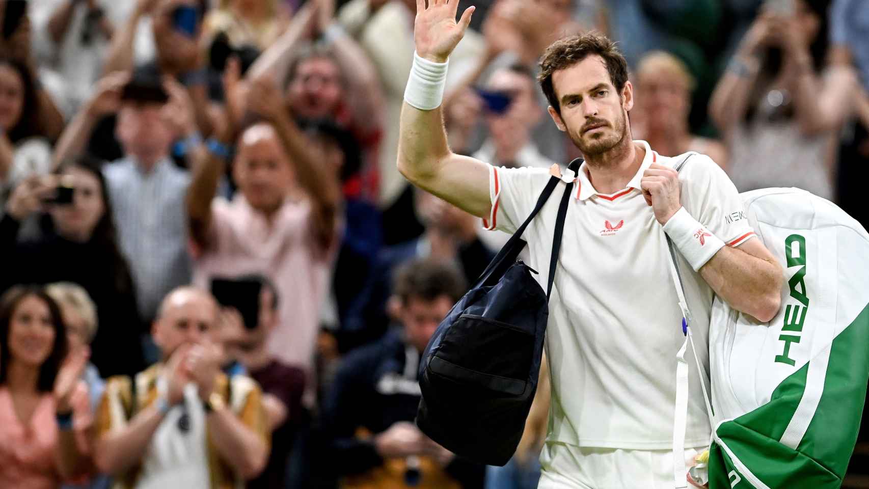 Andy Murray despidiéndose de Wimbledon